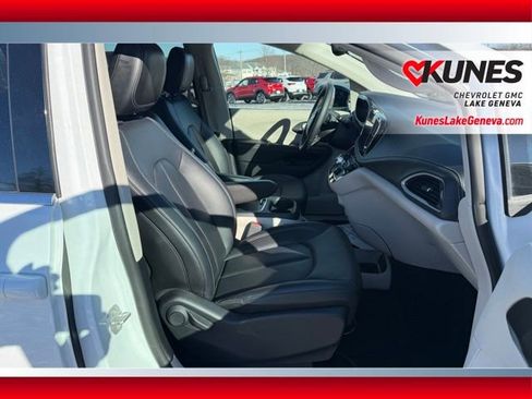 Used 2024 Chrysler Pacifica Select image 20
