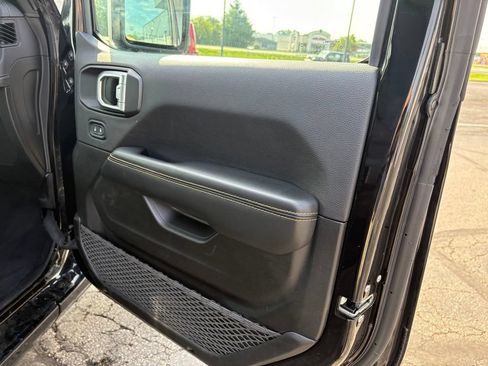 Used 2025 Jeep Wrangler Unlimited Sahara AWD/4WD image 11