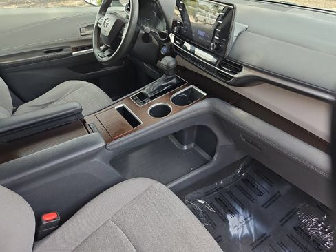 Used 2022 Toyota Sienna LE FWD image 16