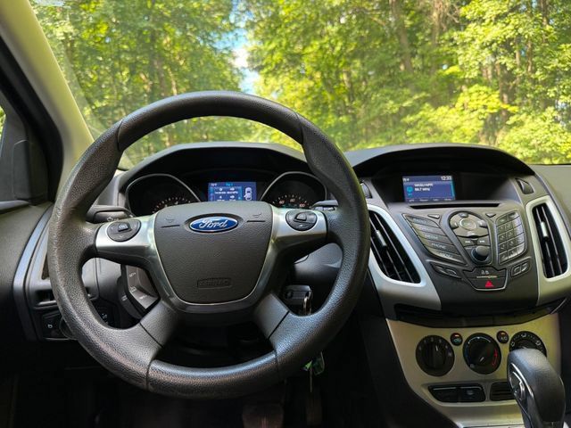 Used 2014 Ford Focus SE w/ SE Winter Package FWD image 9