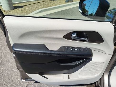 Used 2017 Chrysler Pacifica LX FWD image 14