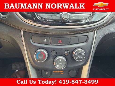 Used 2020 Chevrolet Trax LT w/ LT Convenience Package AWD/4WD image 25