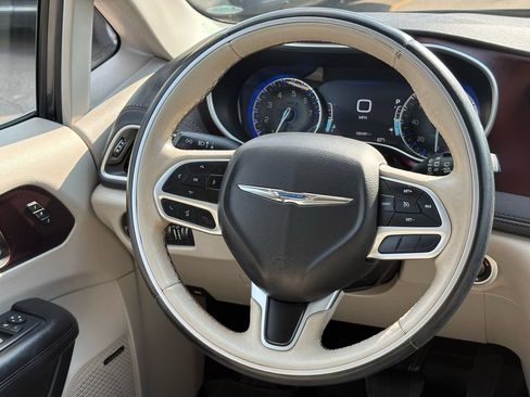 Used 2017 Chrysler Pacifica Limited FWD image 21