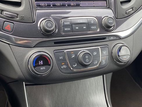 Used 2015 Chevrolet Impala LT w/ Convenience Package image 18