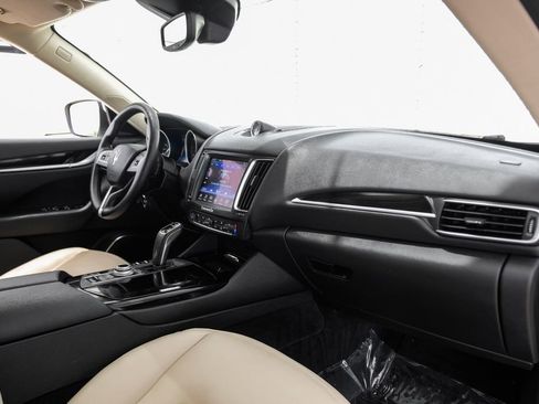 Used 2019 Maserati Levante image 12
