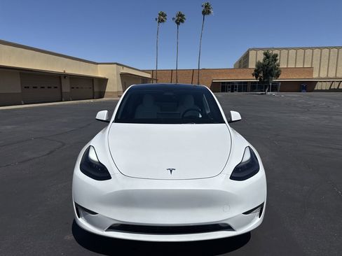 Used 2024 Tesla Model Y Long Range AWD/4WD image 2