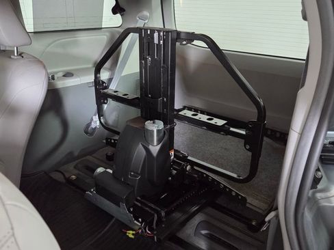 Used 2018 Toyota Sienna XLE w/ XLE Navigation Package image 28