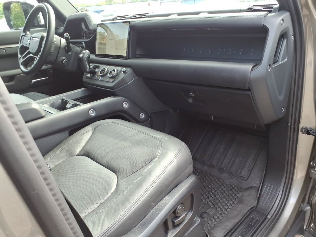 Used 2025 Land Rover Defender 110 X-Dynamic SE AWD/4WD image 10