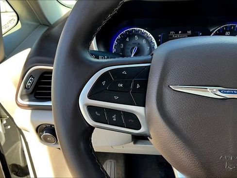 Used 2018 Chrysler Pacifica Touring-L FWD image 10