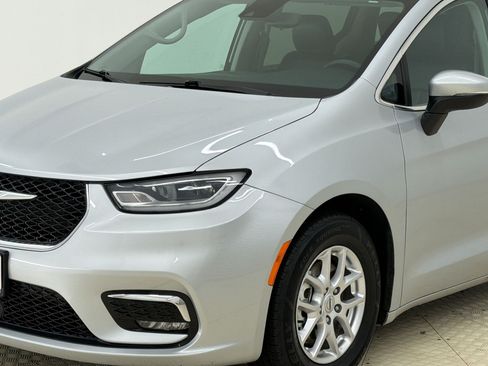 Used 2023 Chrysler Pacifica Touring-L FWD image 24