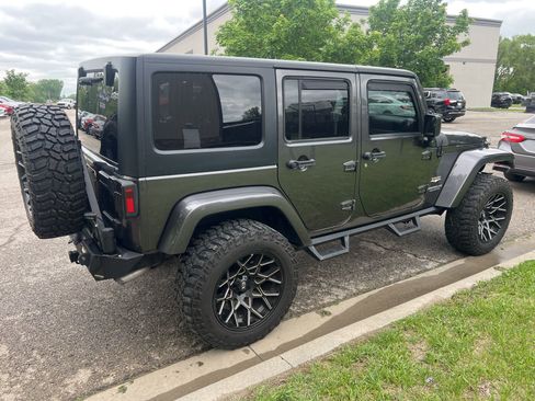 Used 2014 Jeep Wrangler Unlimited Sahara w/ Dual Top Group AWD/4WD image 5