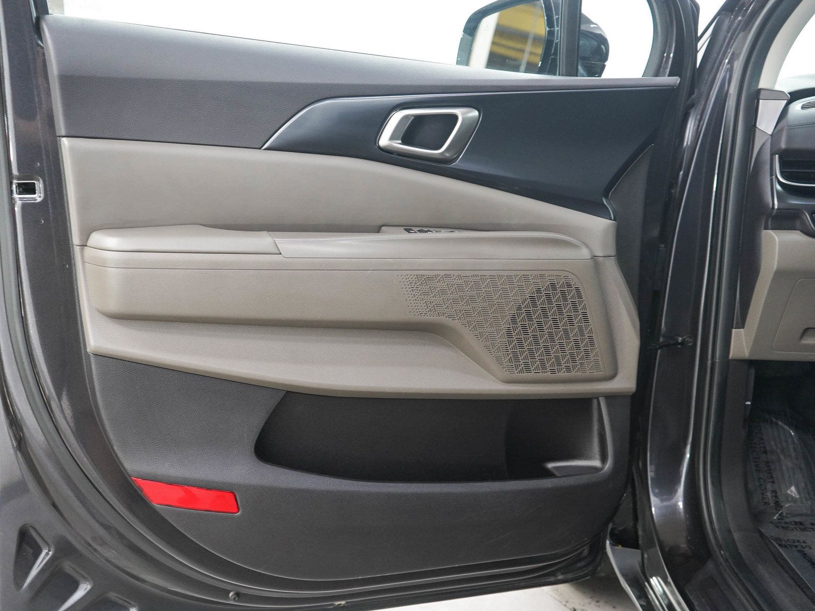 Used 2025 Kia Carnival FWD image 20