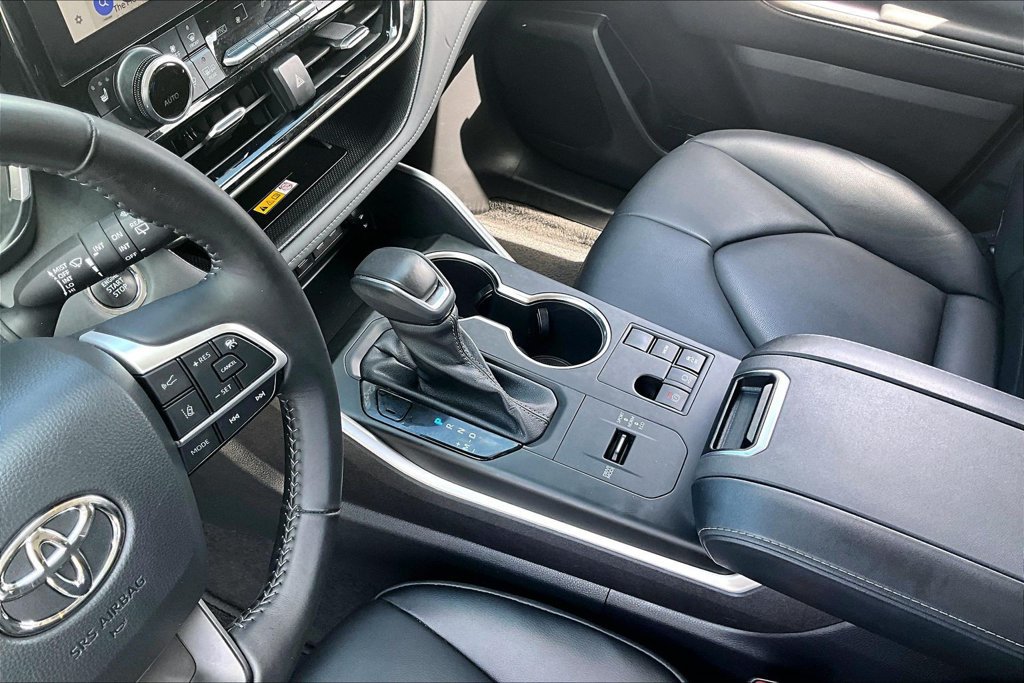 Used 2023 Toyota Highlander XLE FWD image 17