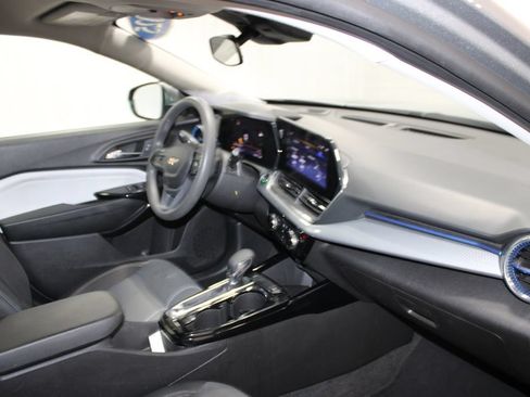 Used 2025 Chevrolet Trax LT FWD image 19