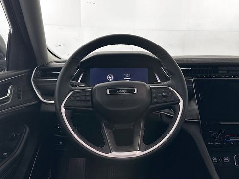 Used 2023 Jeep Grand Cherokee Limited w/ Black Appearance Package image 18