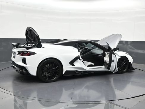Used 2025 Chevrolet Corvette Stingray Preferred Conv w/ Z51 Performance Package RWD image 34