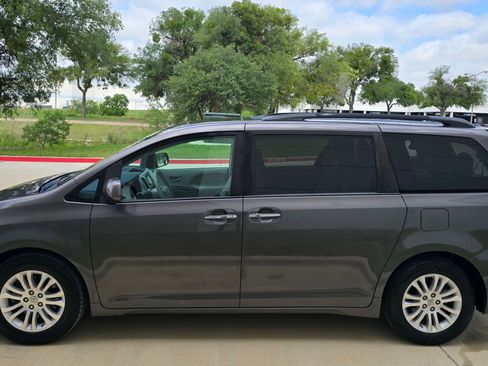 Used 2013 Toyota Sienna XLE FWD image 9