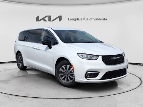 Used 2024 Chrysler Pacifica Limited FWD image 1