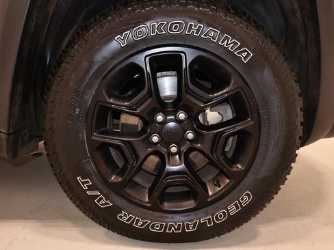 Used 2019 Jeep Cherokee Trailhawk w/ Cold Weather Group AWD/4WD image 36