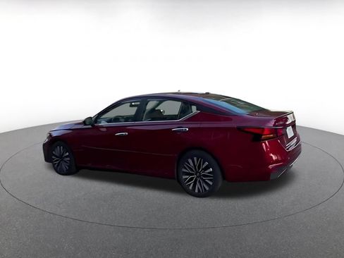 Used 2025 Nissan Altima 2.5 SV FWD image 9
