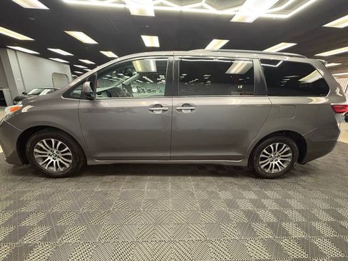 Used 2019 Toyota Sienna XLE w/ XLE Navigation Package FWD image 8