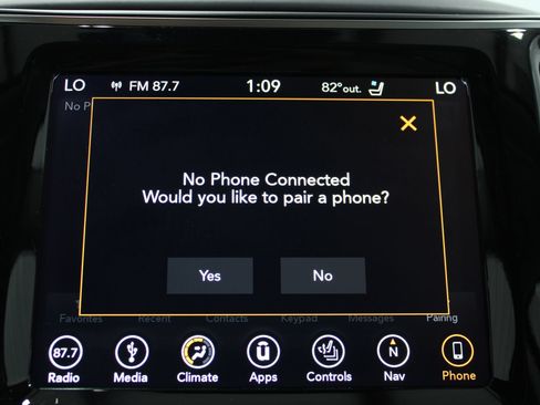 Used 2019 Jeep Cherokee Overland w/ Technology Group AWD/4WD image 37