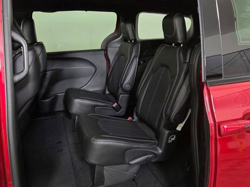 New 2026 Chrysler Pacifica Select image 30