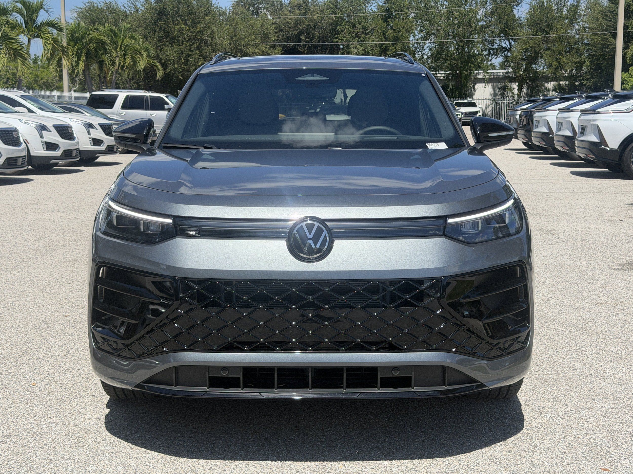 New 2026 Volkswagen Tiguan SE R-Line FWD image 2