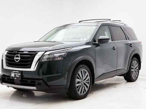 Used 2025 Nissan Pathfinder SL w/ SL Premium Package image 2