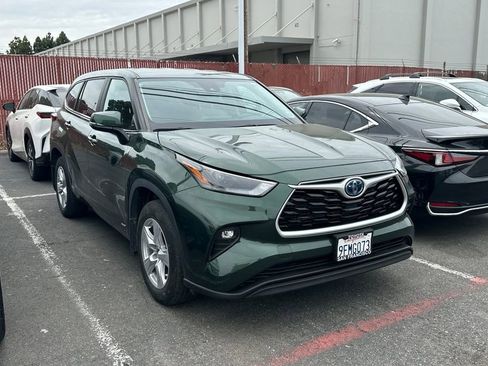 Used 2023 Toyota Highlander LE image 2