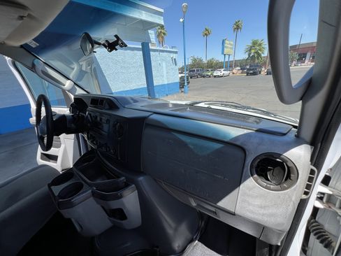 Used 2011 Ford E-150 and Econoline 150 Wagon w/ Interior Upgrade Pkg RWD image 16