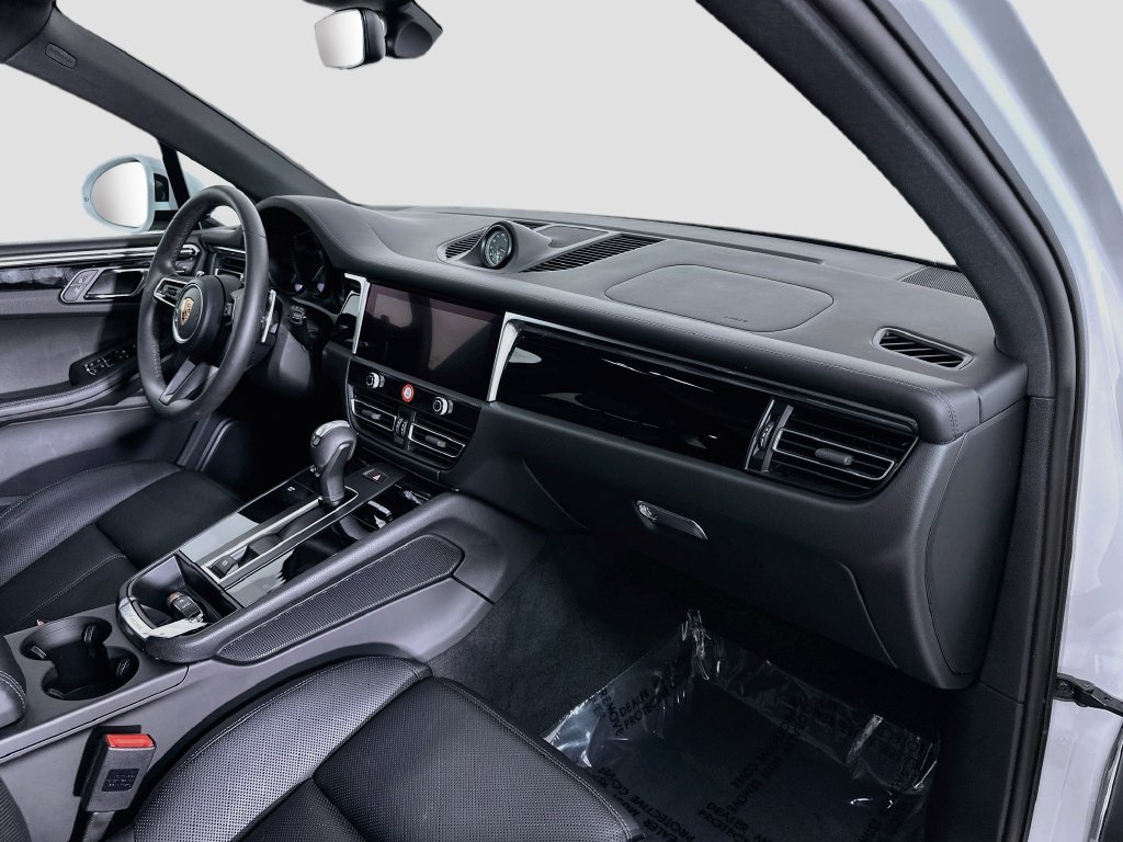 Certified 2025 Porsche Macan AWD/4WD image 31