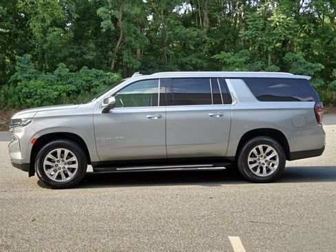 Used 2023 Chevrolet Suburban Premier w/ Premium Package AWD/4WD image 7