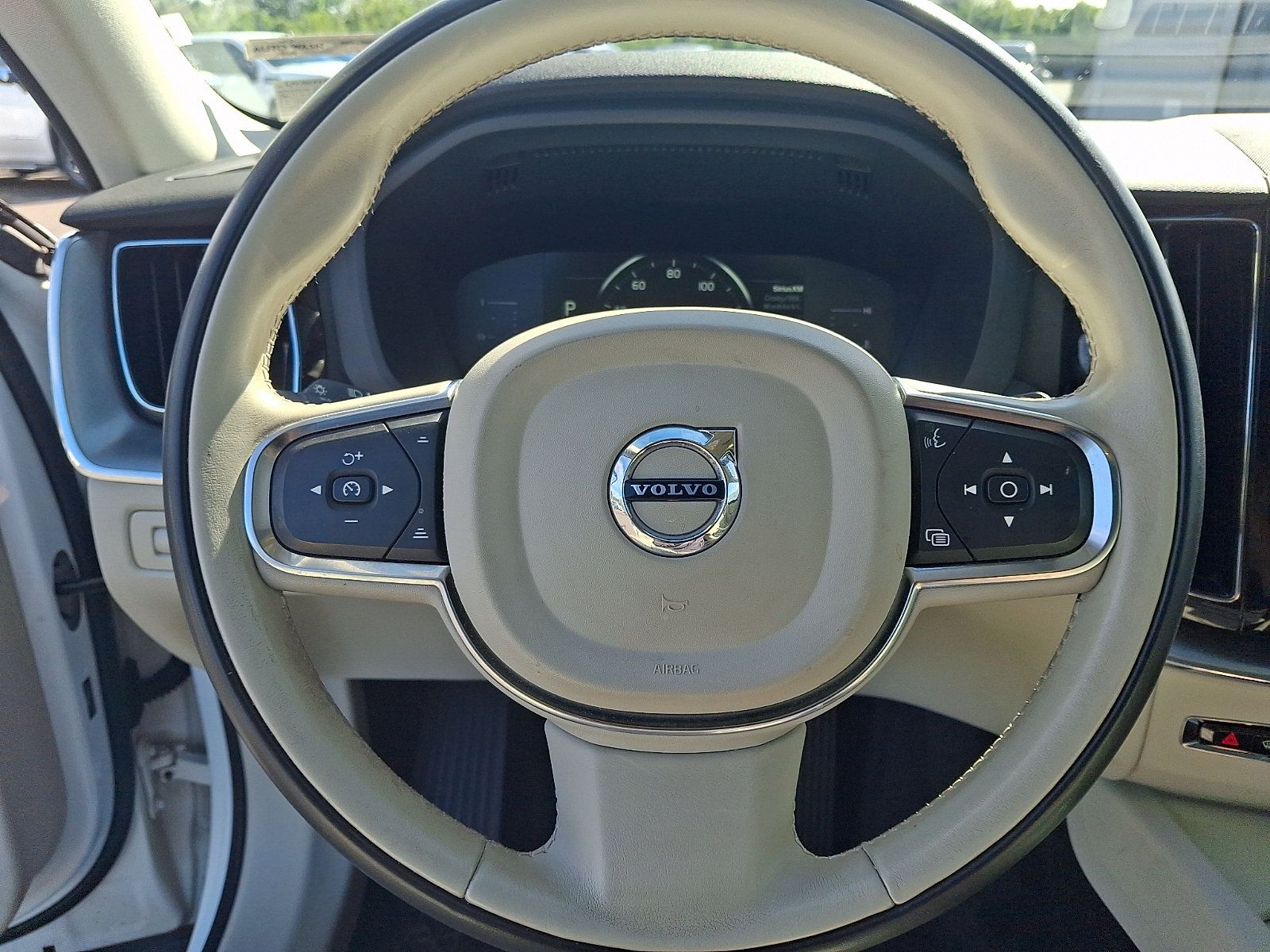 Used 2019 Volvo XC60 T5 Momentum w/ Premium Package AWD/4WD image 18