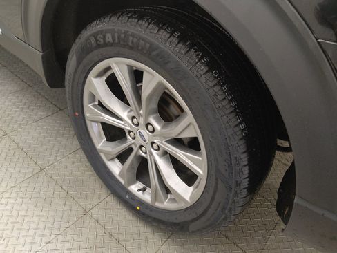 Used 2022 Ford Explorer XLT w/ Equipment Group 202A AWD/4WD image 31