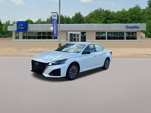Used 2025 Nissan Altima 2.5 SV AWD/4WD image 3