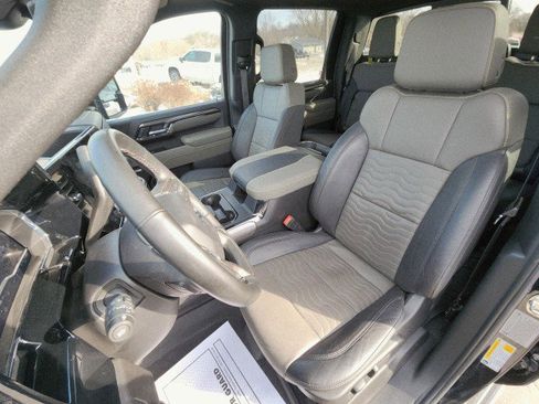 Used 2025 Chevrolet Silverado 2500 ZR2 w/ Technology Package image 35