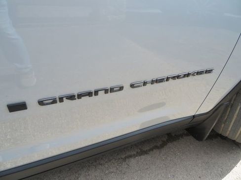 Used 2023 Jeep Grand Cherokee Limited w/ Black Appearance Package AWD/4WD image 13