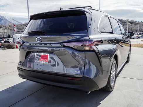 Used 2025 Toyota Sienna XLE image 8