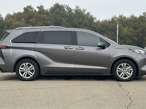 Used 2023 Toyota Sienna Platinum image 3