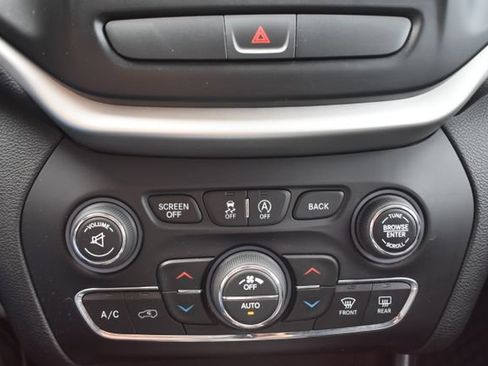 Used 2017 Jeep Cherokee Trailhawk w/ Comfort & Convenience Group AWD/4WD image 33