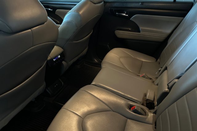 Certified 2021 Toyota Highlander XLE AWD/4WD image 14