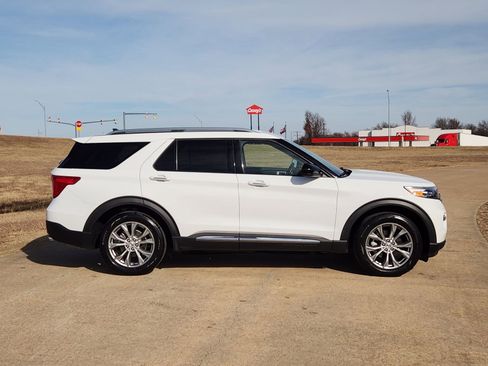 Used 2023 Ford Explorer Limited image 7