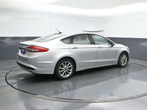 Used 2017 Ford Fusion SE image 5