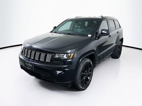 Used 2017 Jeep Grand Cherokee Altitude AWD/4WD image 3