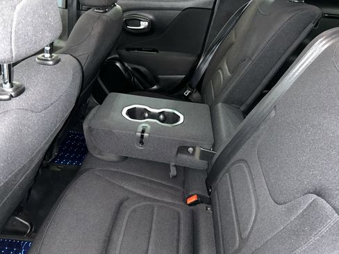 Used 2020 Jeep Renegade Latitude w/ Popular Equipment Group AWD/4WD image 5