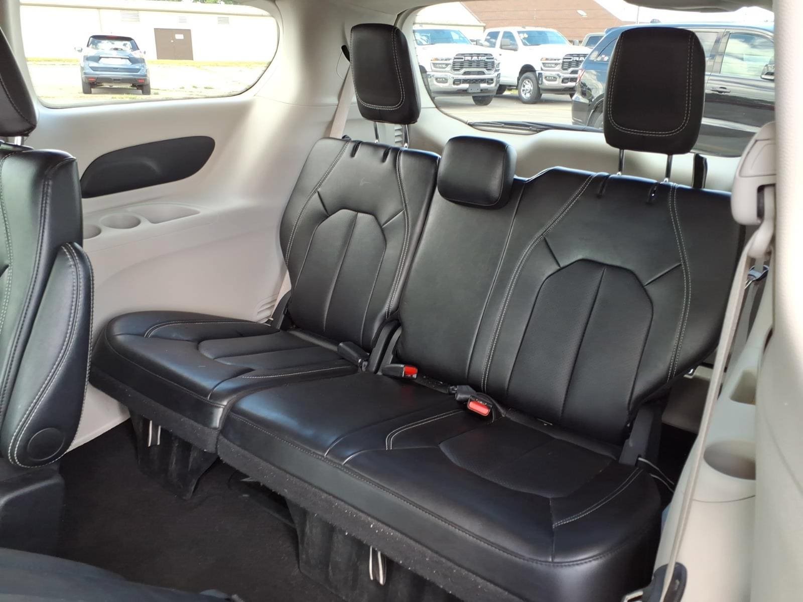Used 2024 Chrysler Pacifica Touring-L FWD image 10