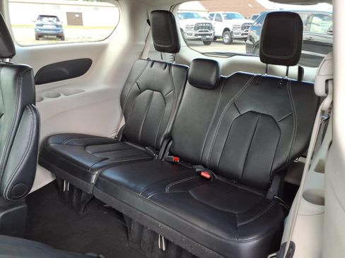 Used 2024 Chrysler Pacifica Touring-L FWD image 10