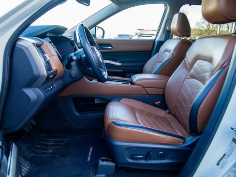 Used 2023 Nissan Pathfinder Platinum w/ Lighting Package (N93) image 12