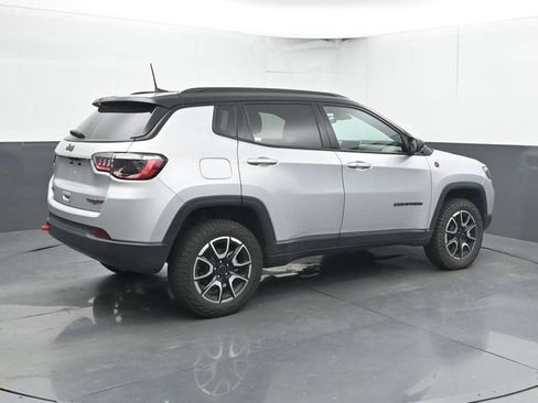 Used 2025 Jeep Compass Trailhawk AWD/4WD image 2